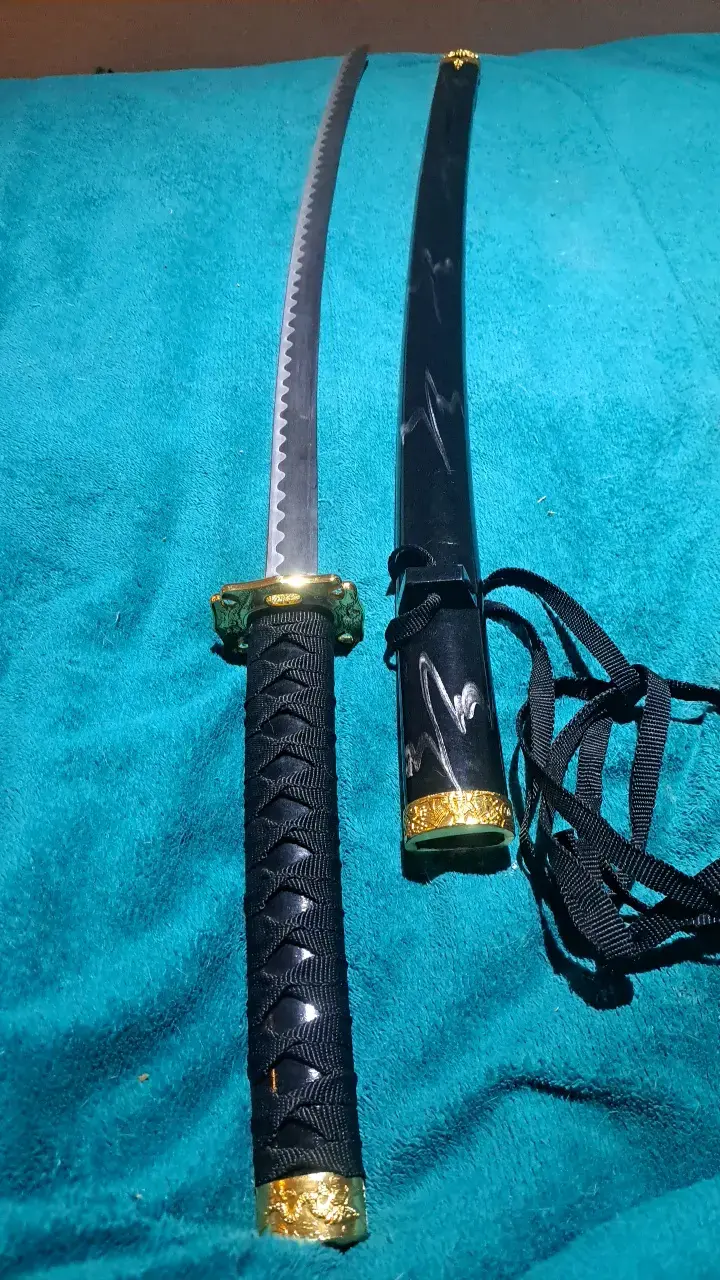 Katana decorativa con funda negra y detalles dorados - 1