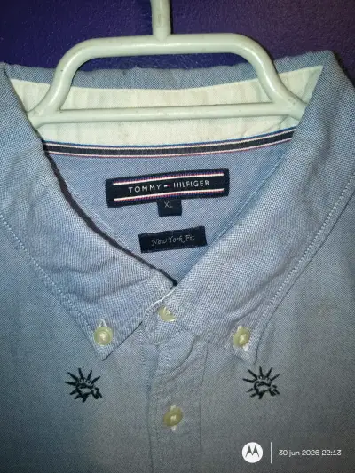 Camisa Tommy Hilfiger azul con bordados - miniatura 2