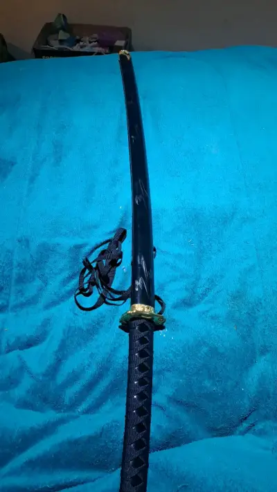 Katana decorativa con funda negra y detalles dorados - miniatura 3
