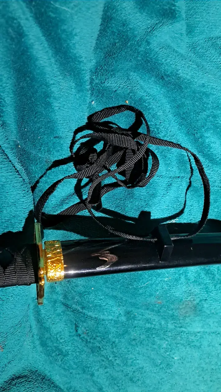 Katana decorativa con funda negra y detalles dorados - 4