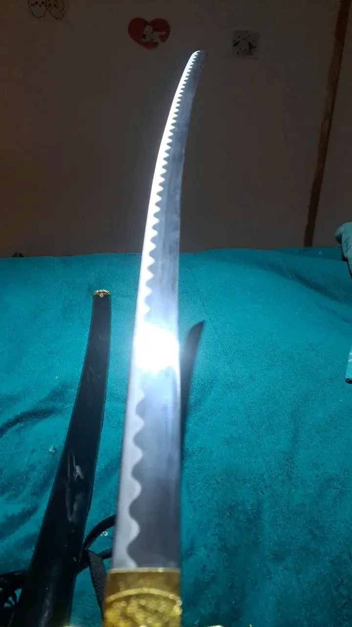 Katana decorativa con funda negra y detalles dorados - 5