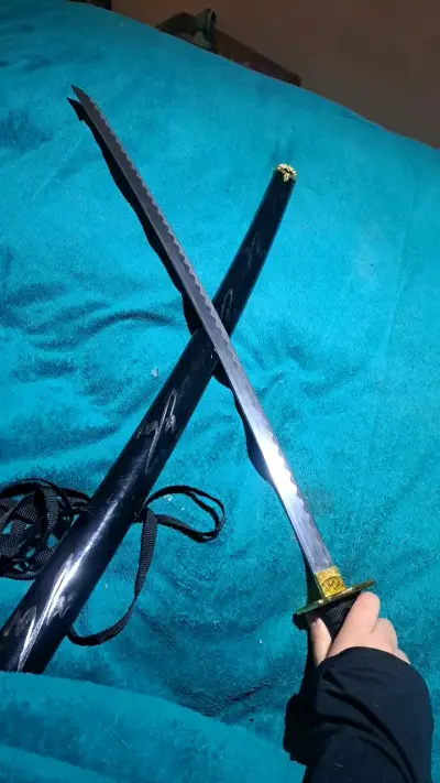 Katana decorativa con funda negra y detalles dorados - miniatura 6