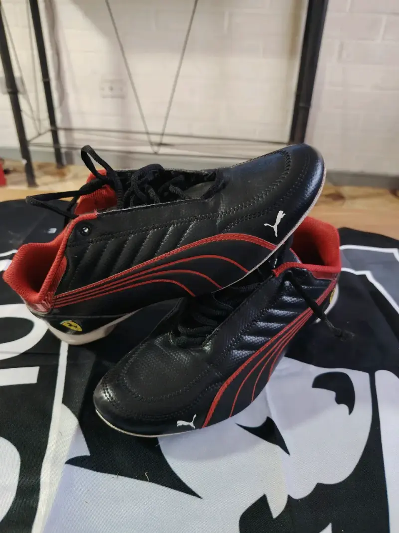 Zapatillas deportivas Puma negras y rojas