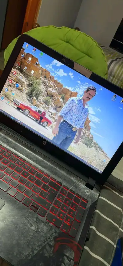 Laptop HP con teclado retroiluminado rojo - miniatura 1