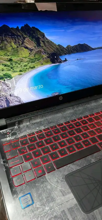 Laptop HP con teclado retroiluminado rojo - miniatura 2