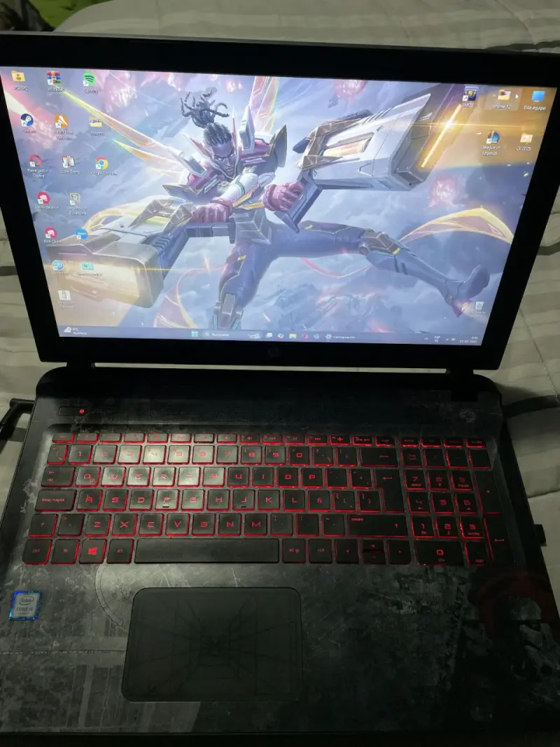 Laptop HP con teclado retroiluminado rojo - 4