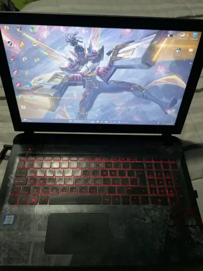 Laptop HP con teclado retroiluminado rojo - miniatura 4