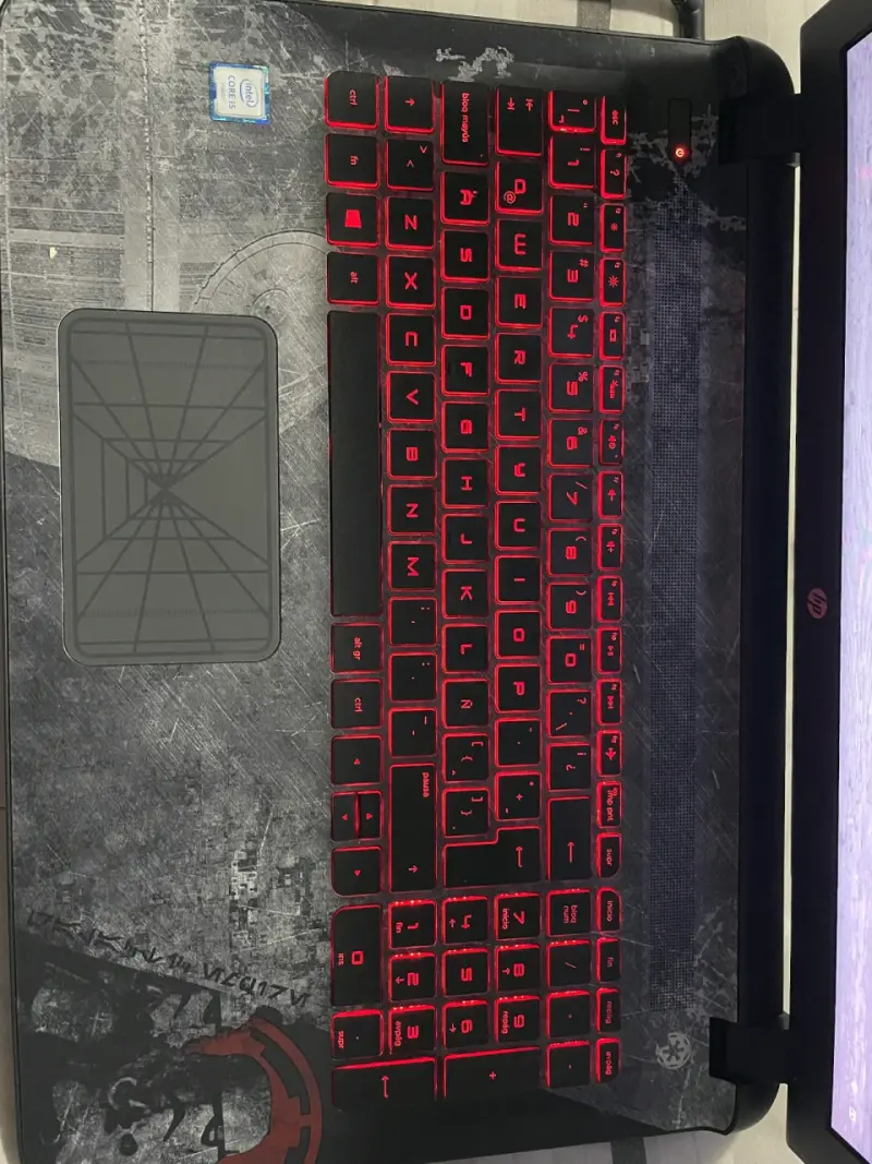 Laptop HP con teclado retroiluminado rojo - 6