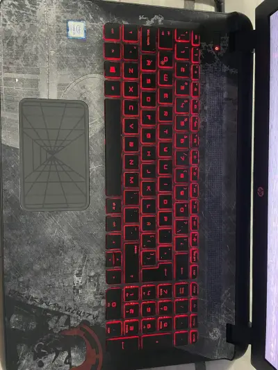 Laptop HP con teclado retroiluminado rojo - miniatura 6