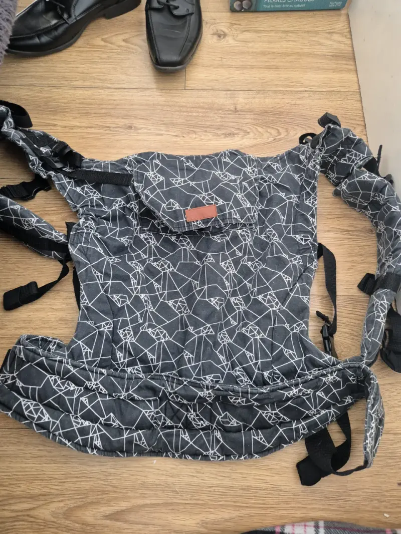 Mochila portabebé ergonómica gris estampada - 1