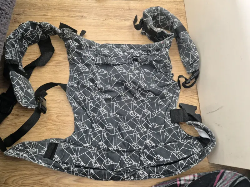 Mochila portabebé ergonómica gris estampada - 2
