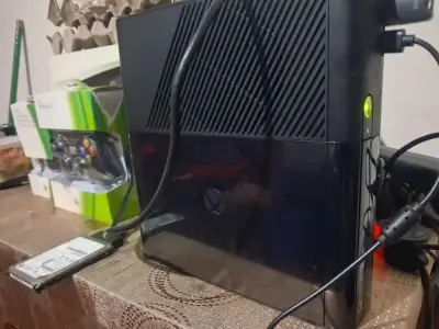 Consola Xbox 360 con control y accesorios - miniatura 1