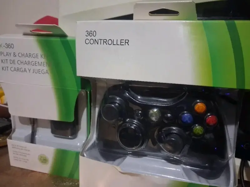 Consola Xbox 360 con control y accesorios - 2