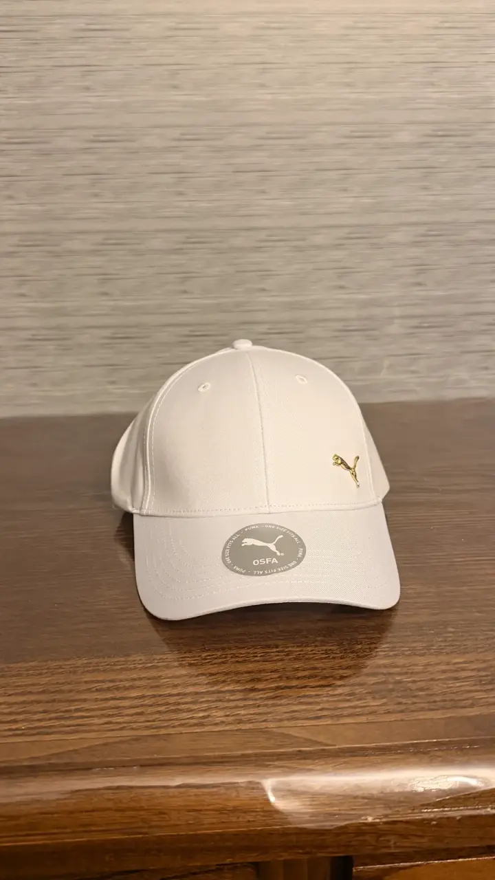 Gorra blanca Puma con logo dorado