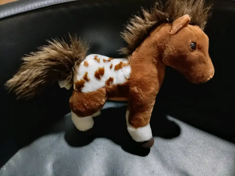 Peluche de caballo marrón con manchas