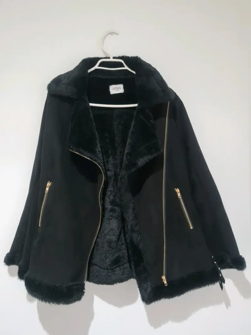 Chaqueta negra con chiporro interno - 1