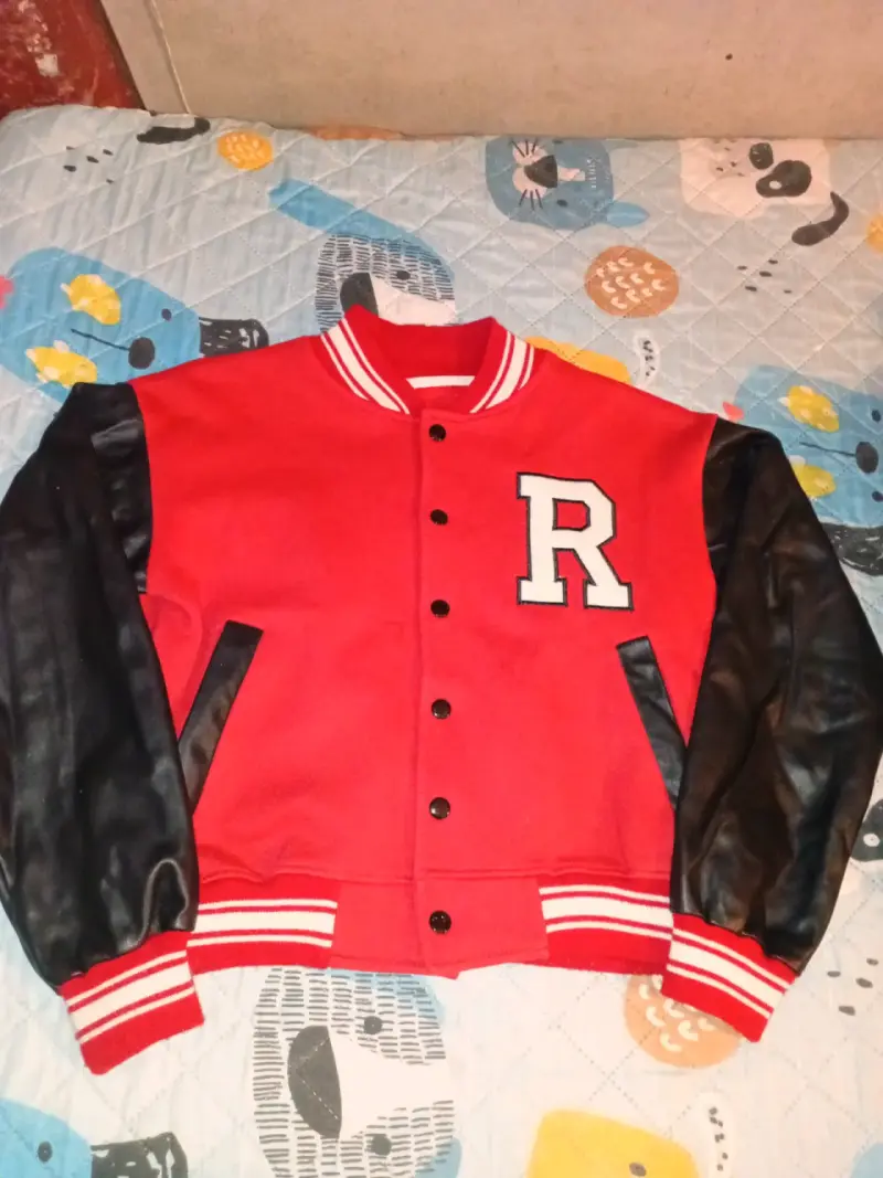Chaqueta varsity roja con mangas de cuero