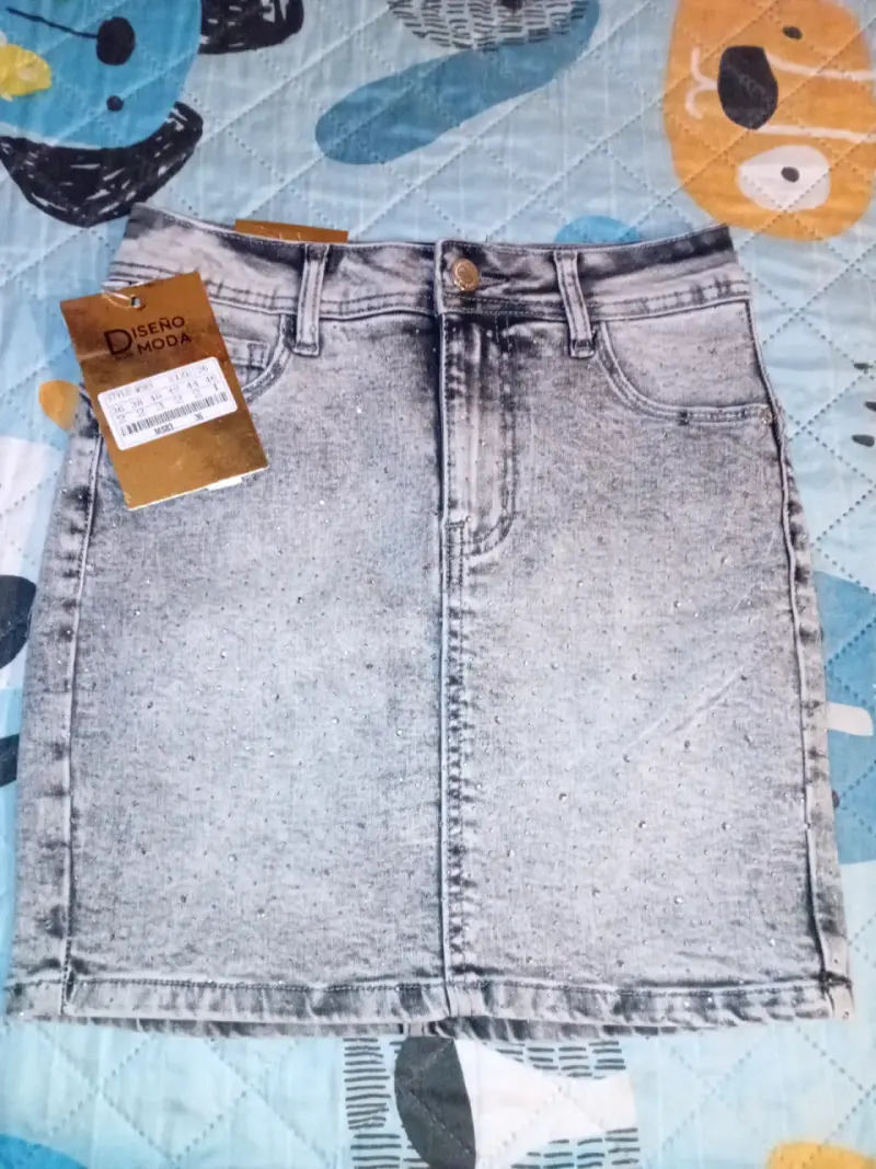 Falda de mezclilla gris con detalles brillantes - 1