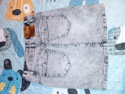 Falda de mezclilla gris con detalles brillantes - miniatura 2