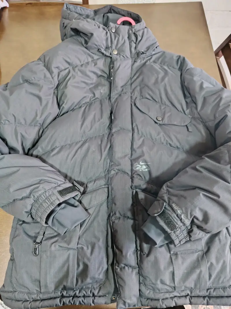 Chaqueta de invierno Nike gris con capucha
