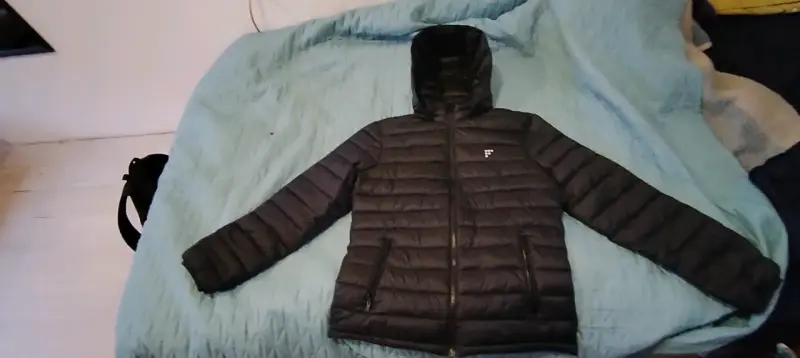 Chaqueta acolchada negra con capucha - 2