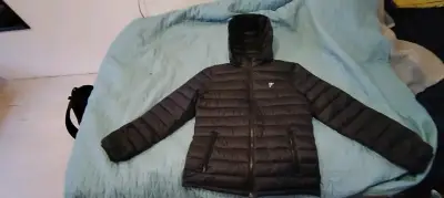 Chaqueta acolchada negra con capucha - miniatura 2