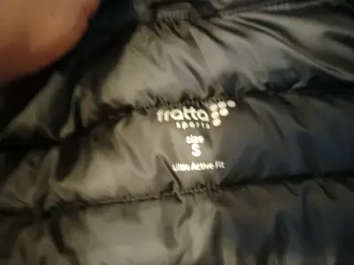 Chaqueta acolchada negra con capucha - miniatura 3