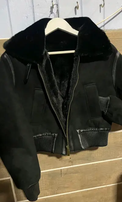 Chaqueta negra con forro de piel sintética - miniatura 1