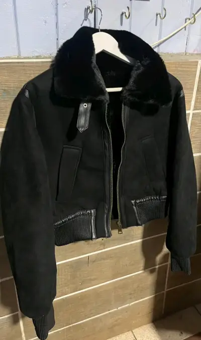 Chaqueta negra con forro de piel sintética - miniatura 2