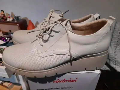 Zapatos de cuero beige con plataforma - miniatura 1