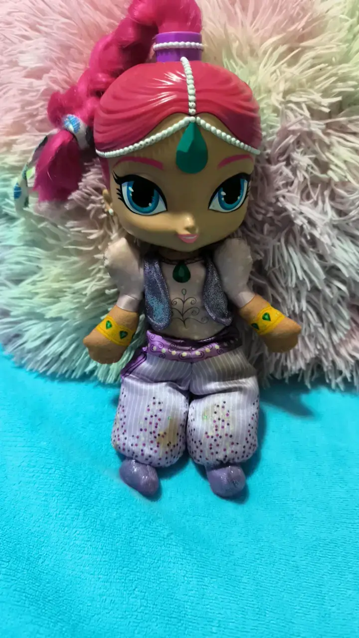 Muñeca mágica con cabello rosa y accesorios
