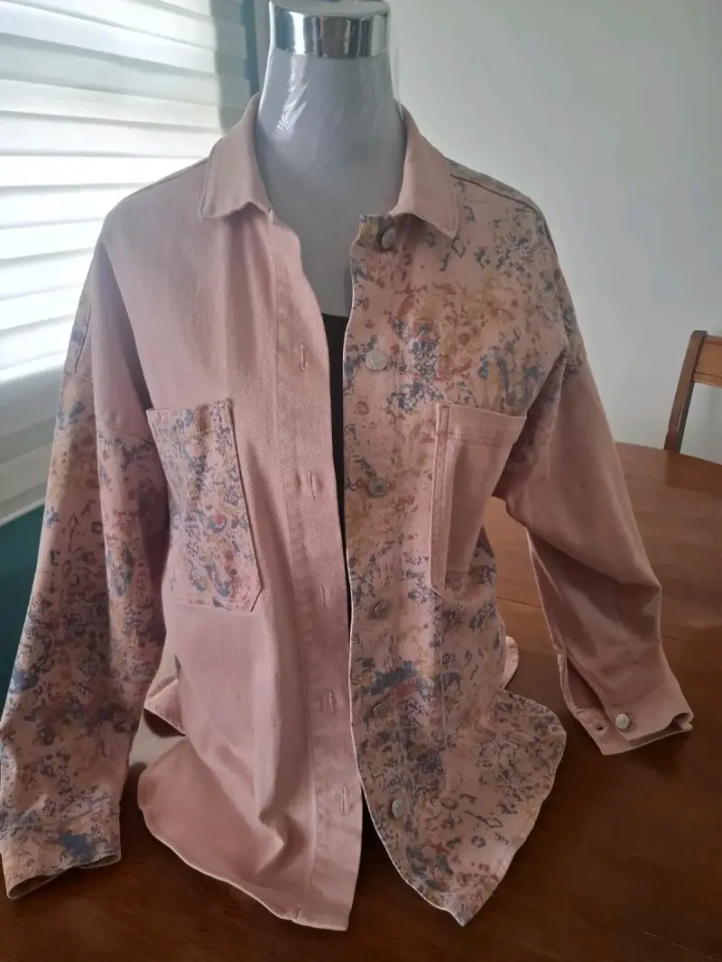 Chaqueta oversize estampada en tonos rosados