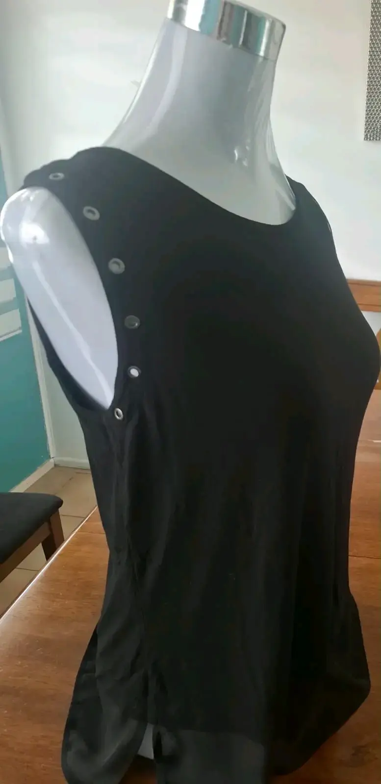 Blusa negra con botones decorativos