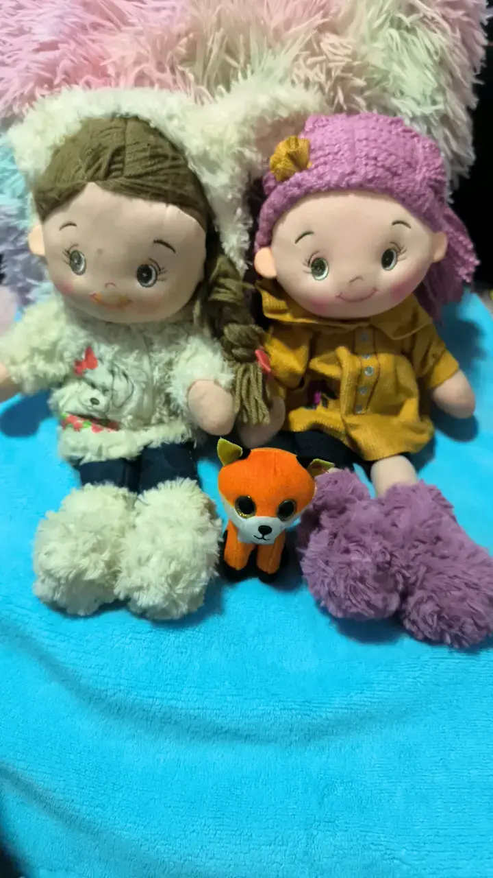Muñecas de peluche con ropa de invierno