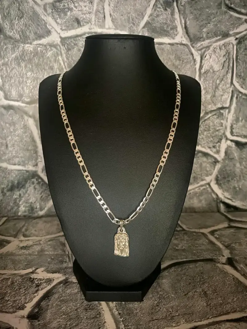 Cadena de plata con colgante de Cristo