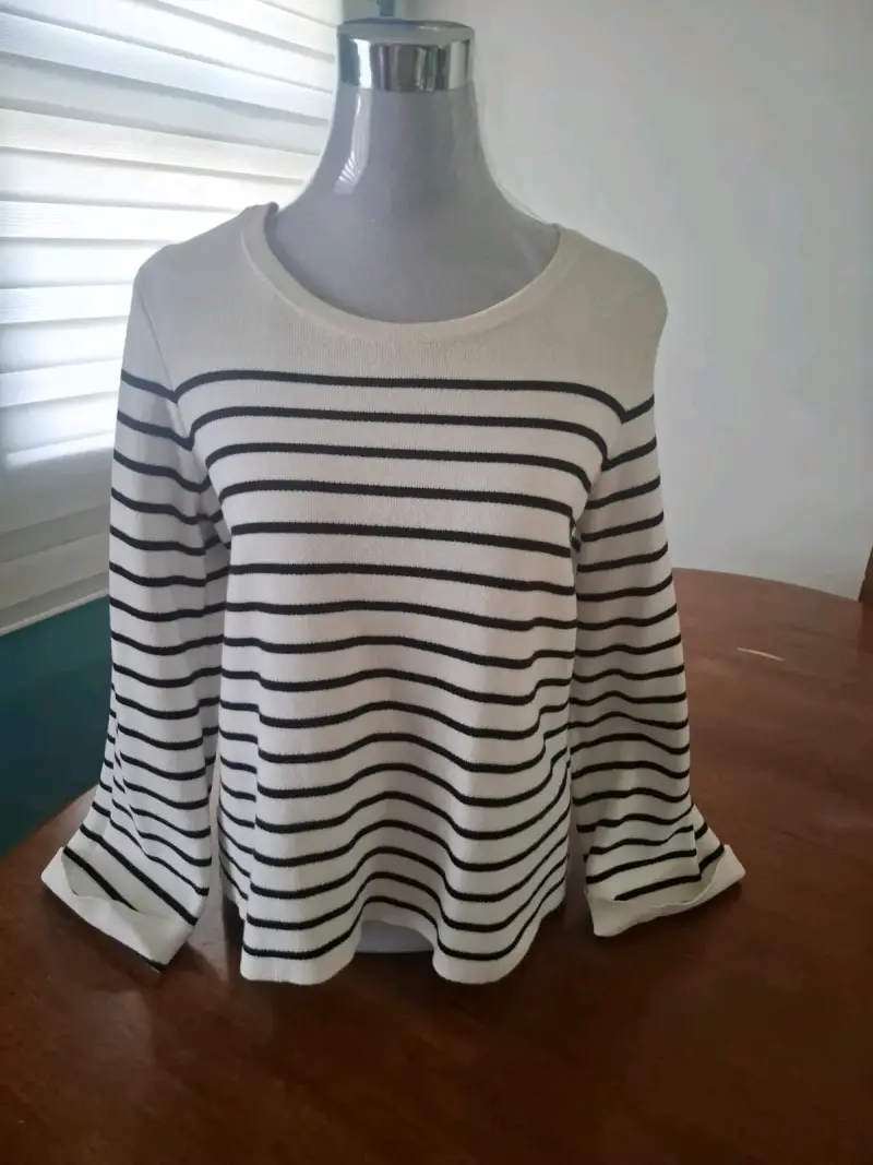 Suéter a rayas blanco y negro para mujer