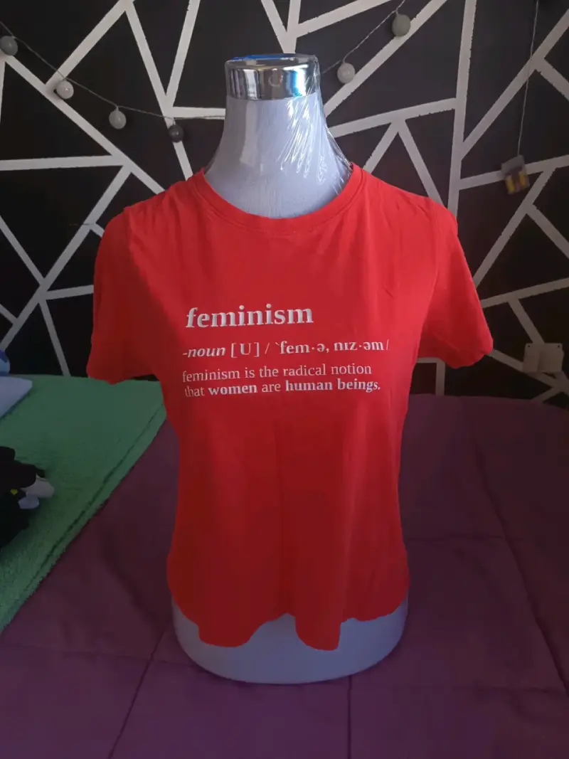 Polera roja con mensaje feminista - 1