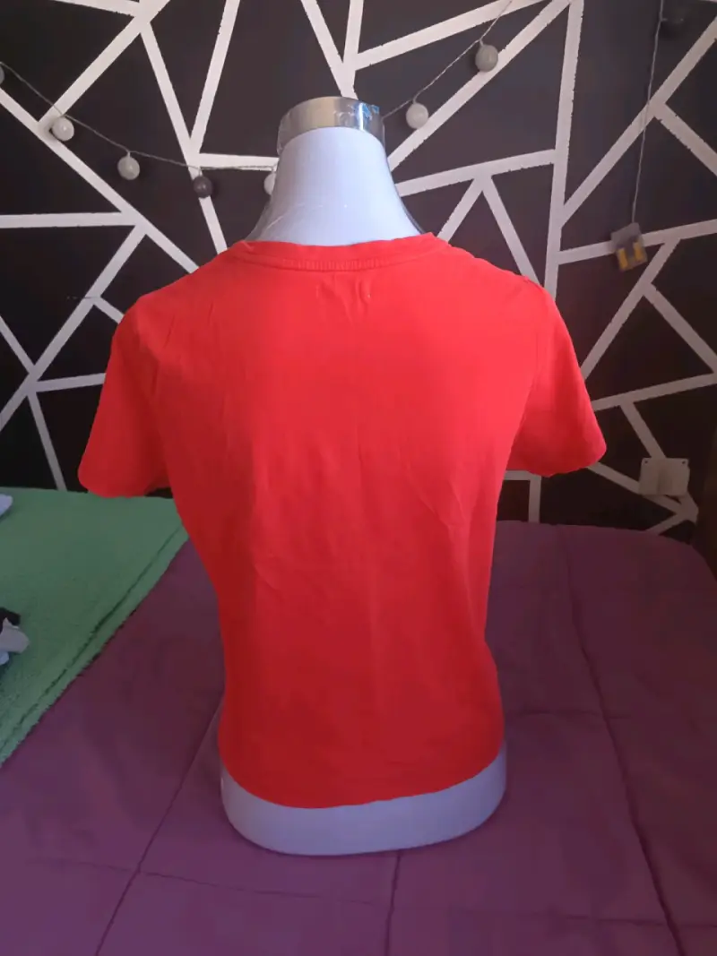 Polera roja con mensaje feminista - 2