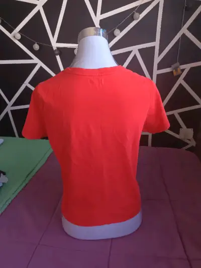 Polera roja con mensaje feminista - miniatura 2