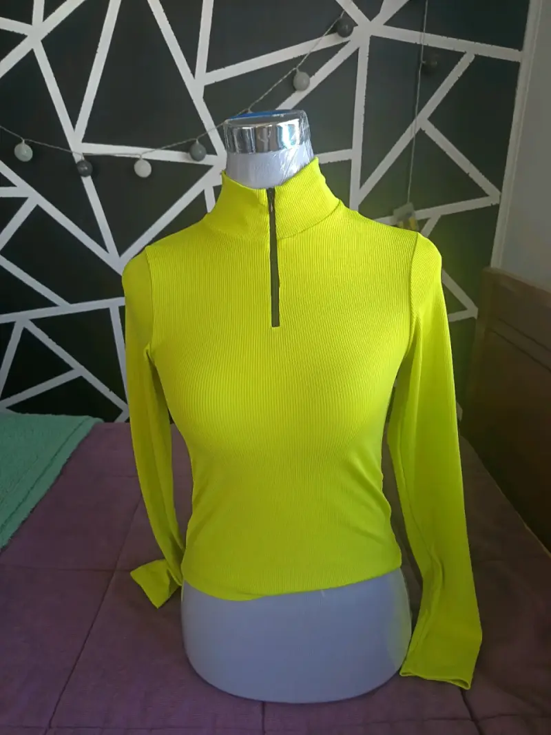Polera amarilla de cuello alto con cierre - 1