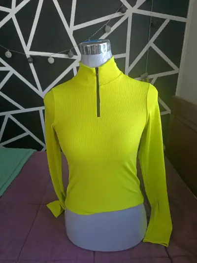 Polera amarilla de cuello alto con cierre - miniatura 1