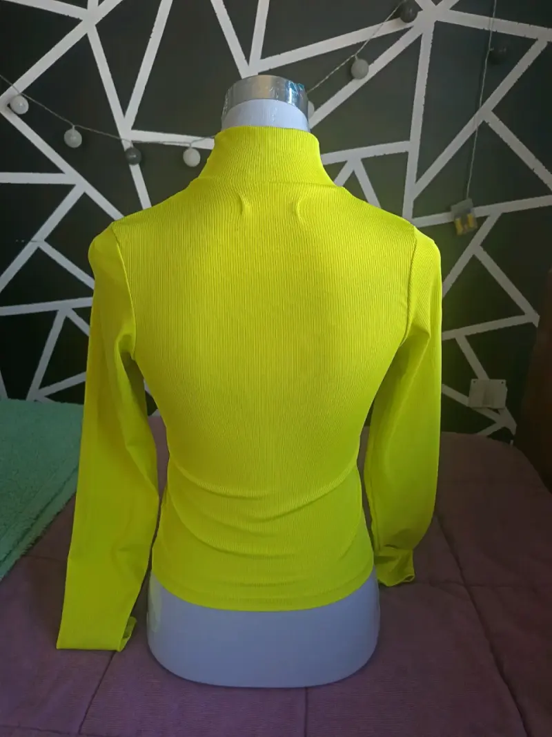 Polera amarilla de cuello alto con cierre - 2