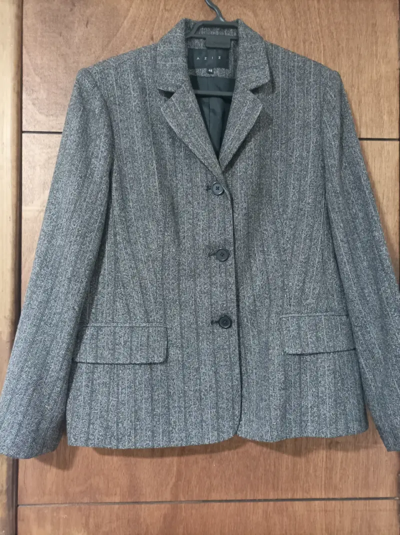 Blazer gris a rayas para mujer