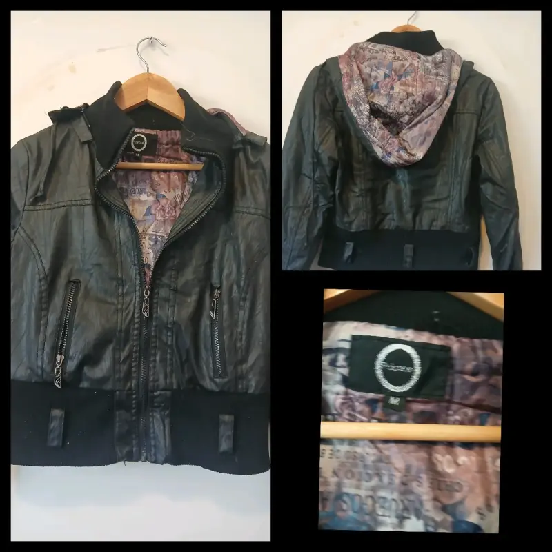 Chaqueta de cuero negra con capucha