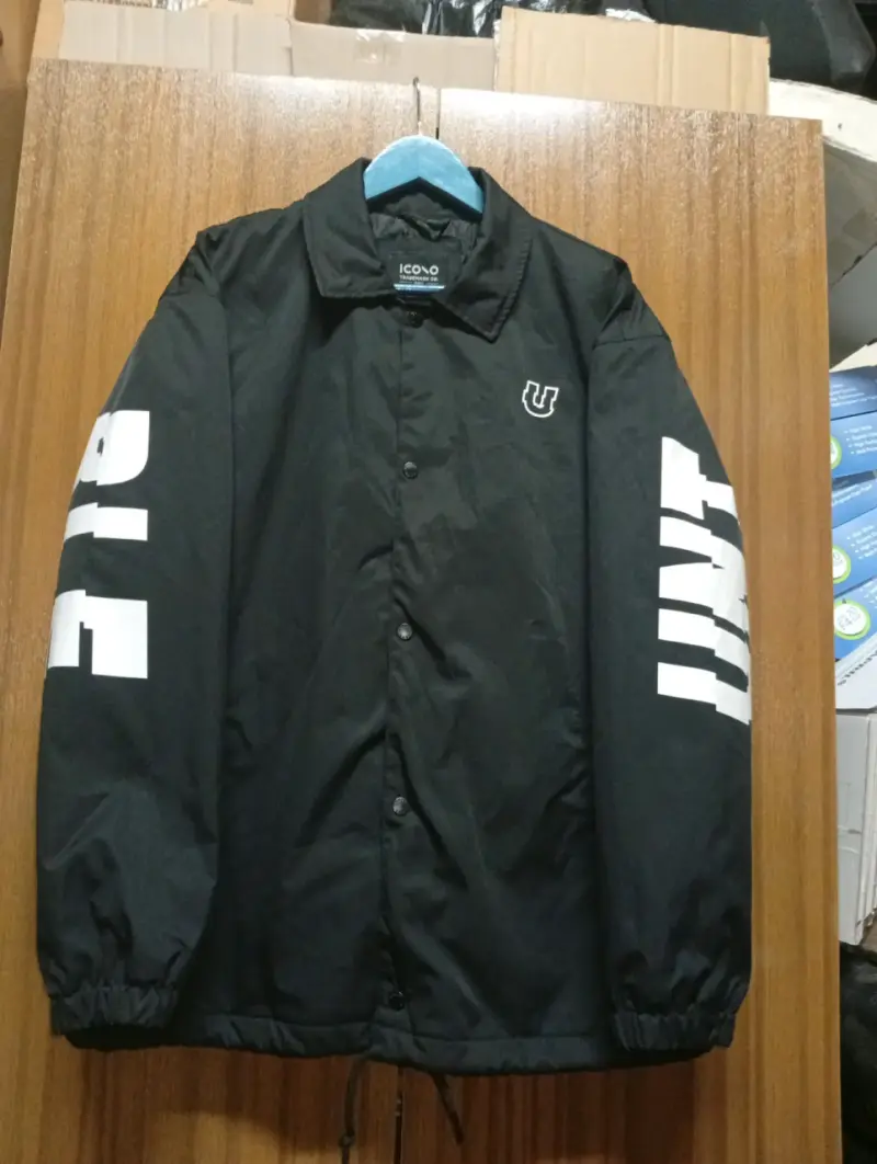 Chaqueta negra con diseño gráfico - 1