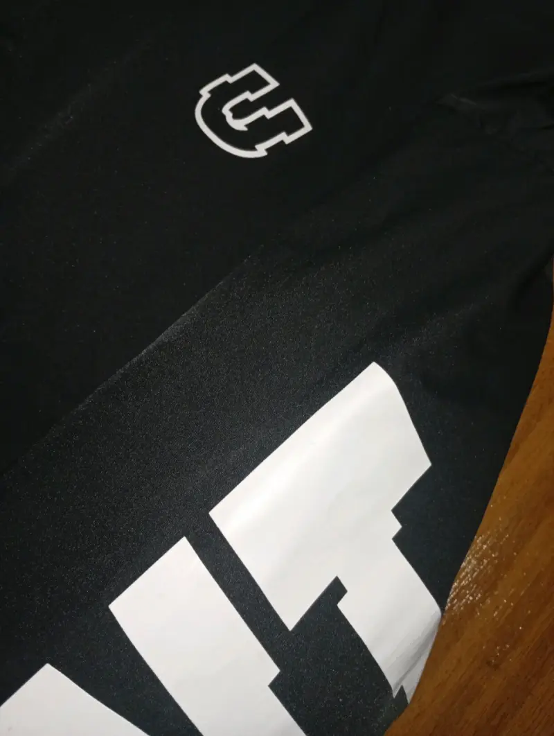 Chaqueta negra con diseño gráfico - 2