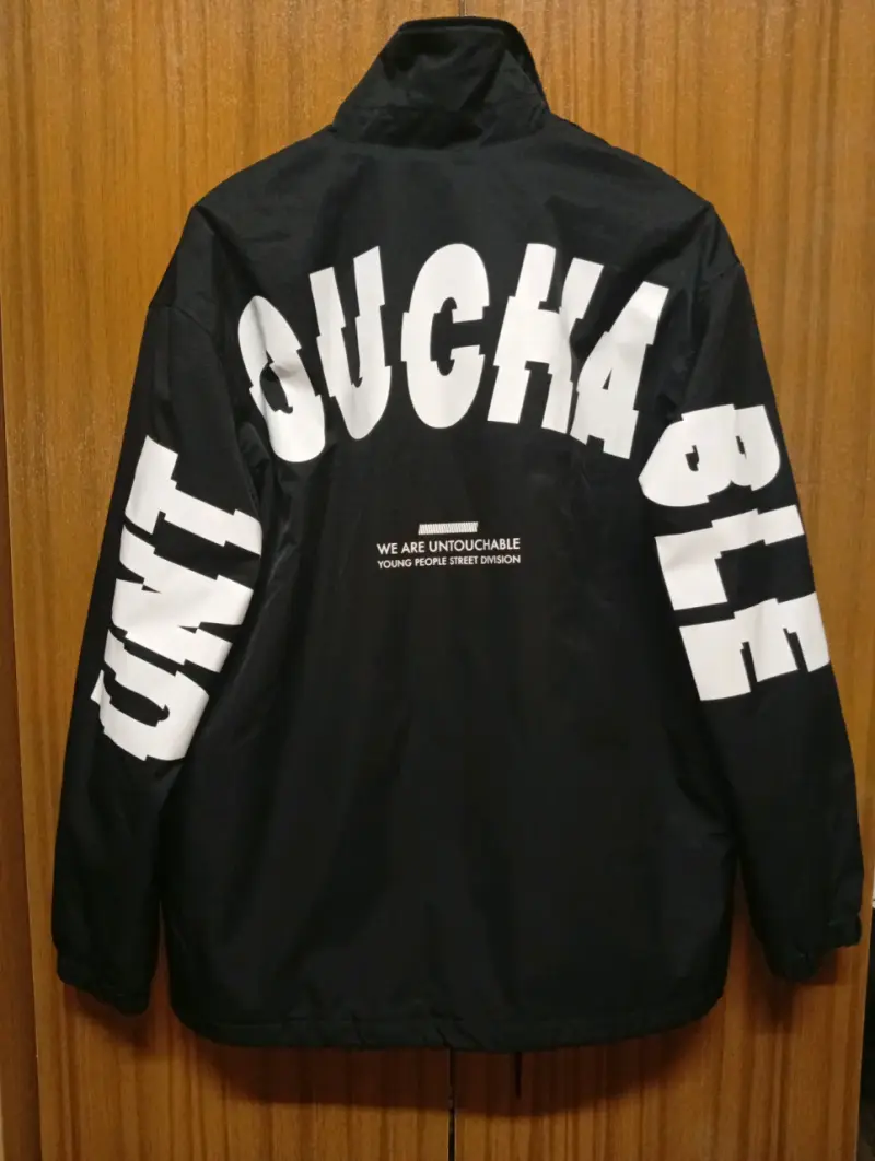 Chaqueta negra con diseño gráfico - 4