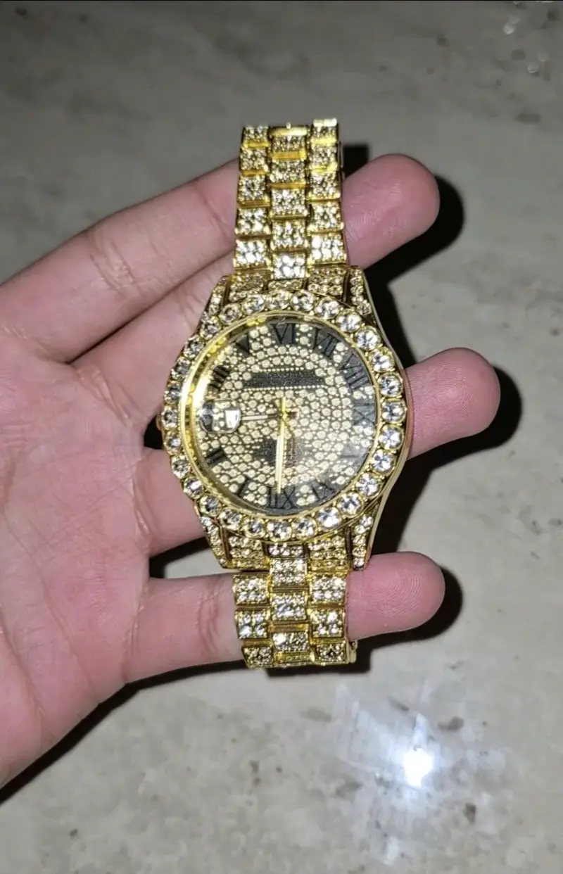 Reloj de lujo dorado con brillantes - 2