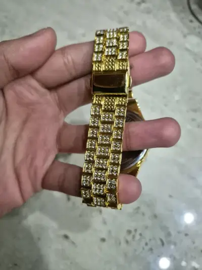 Reloj de lujo dorado con brillantes - miniatura 4