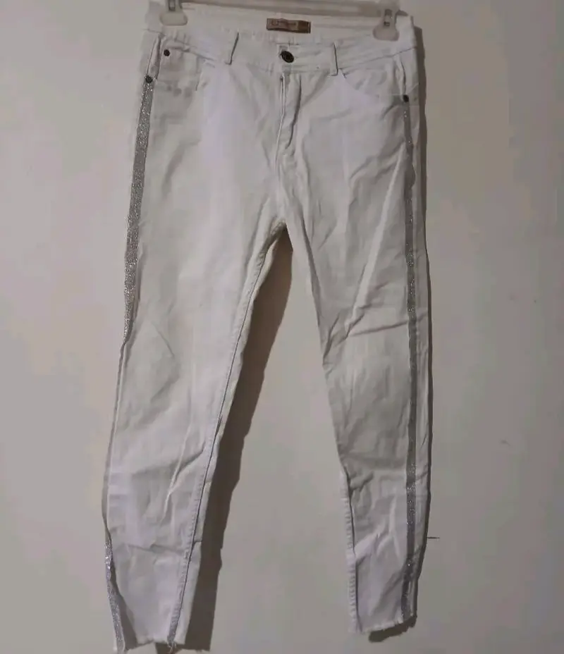 Pantalones blancos con detalle brillante - 2